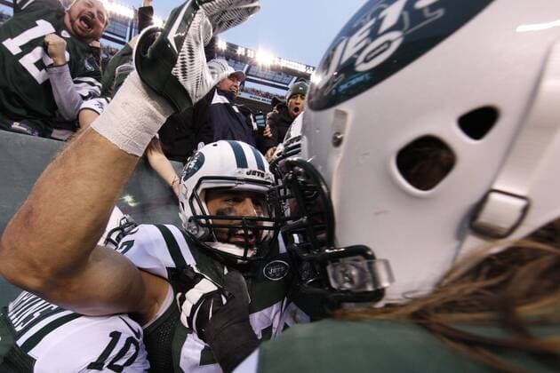 December 27, 2015, New York Jets wide receiver Eric Decker (87) celebrates his overtime touchdown catch with his teammates during the NFL American Football Herren USA game between the New England Patriots and the New York Jets at MetLife Stadium in East Rutherford, New Jersey. The New York Jets won 26-20. NFL 2015: Patriots vs Jets DEC 27 - ZUMAc04_