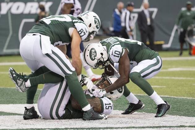 December 27, 2015, New York Jets wide receiver Brandon Marshall (15) celebrates his touchdown catch with wide receiver Eric Decker (87) and wide receiver Kenbrell Thompkins (10) during the NFL American Football Herren USA game between the New England Patriots and the New York Jets at MetLife Stadium in East Rutherford, New Jersey. The New York Jets won 26-20. NFL 2015: Patriots vs Jets DEC 27 - ZUMAc04_