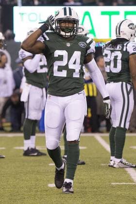 December 27, 2015, New York Jets cornerback Darrelle Revis (24) puts his hand to his helmet during the NFL American Football Herren USA game between the New England Patriots and the New York Jets at MetLife Stadium in East Rutherford, New Jersey. The New York Jets won 26-20. NFL 2015: Patriots vs Jets DEC 27 - ZUMAc04_