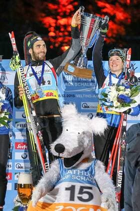 Biathlon WTC 2015, 28.12.2015 Martin Fourcade und Marie Dorin-Habert (Frankreich FR) bei der Medaillenzeremonie bei der Biathlon WTC 2015 am 28.12.2015 in der Veltins-Arena in Gelsenkirchen (Nordrhein-Westfalen). Martin Fourcade und Marie Dorin-Habert (Frankreich FR) during the medal ceremony of the Biathlon WTC 2015 on 28.12.2015 in the Veltins-Arena in Gelsenkirchen (Deutschland) xakx