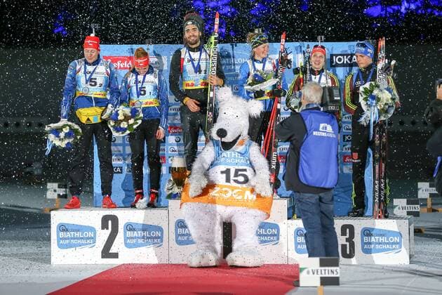 Biathlon WTC 2015, 28.12.2015 Martin Fourcade und Marie Dorin-Habert (Frankreich FR) bei der Medaillenzeremonie bei der Biathlon WTC 2015 am 28.12.2015 in der Veltins-Arena in Gelsenkirchen (Nordrhein-Westfalen). Links Ondrej Moravec und Gabriela Soukalova (Tschechien CZ), rechts Vanessa Hinz (Deutschland GER) und Simon Schempp (Deutschland GER). Martin Fourcade und Marie Dorin-Habert (Frankreich FR) during the medal ceremony of the Biathlon WTC 2015 on 28.12.2015 in the Veltins-Arena in Gelsenkirchen (Deutschland) xakx