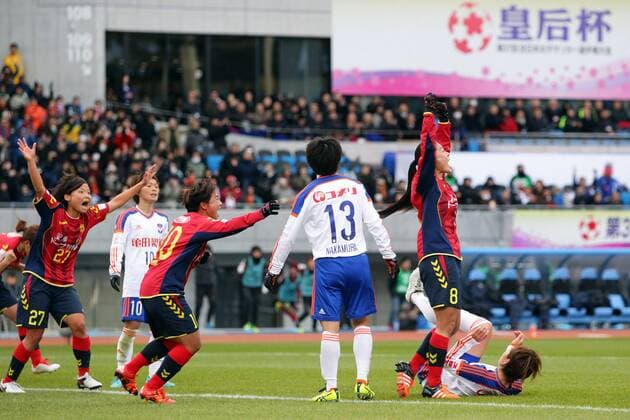 Homare Sawa (Leonessa), DECEMBER 27, 2015 - Football Soccer : Homare Sawa of Leonessa celebrates with team mates after scoring her team s first goal (her first goal) during the 37th Empress s Cup final match between Albirex Niigata Ladies 0-1 INAC Kobe Leonessa at Kawasaki Todoroki Stadium in Kawasaki, Japan Noxthirdxpartyxsales  (heia000866)