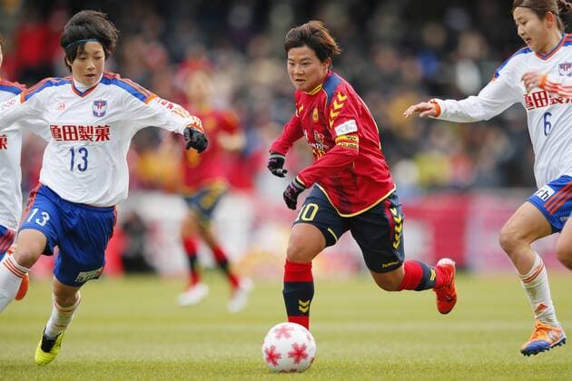 (L-R) Kaede Nakamura (Albirex), Shinobu Ono(Leonessa), DECEMBER 27, 2015 - Football Soccer : The 37th Empress Cup All Japan Women s Football Championship final match between Niigata Albirex Ladies 0-1 INAC Kobe at Todoroki Stadium in Kanagawa, Japan Noxthirdxpartyxsales  (qdwa044550)