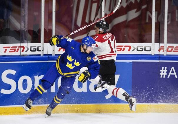 151231 Sveriges Gustav Forsling och Kanadas Travis Konecny under ishockeymatchen i junior-VM mellan Kanada och Sverige den 31 december 2015 i Helsingfors.  Copyright: JOELxMARKLUND BB151231JM019