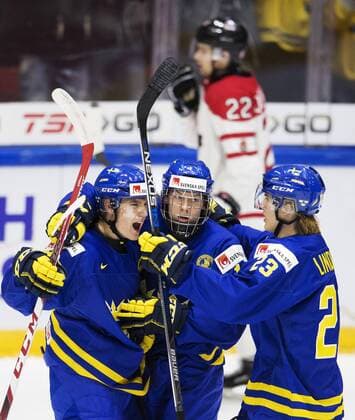 151231 Sveriges Gustav Forsling, Alexander Nylander och Oskar Lindblom jublar efter 0-2-malet under ishockeymatchen i junior-VM mellan Kanada och Sverige den 31 december 2015 i Helsingfors.  Copyright: JOELxMARKLUND BB151231JM023