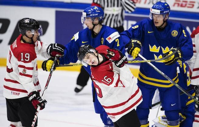 151231 Kanadas Brayden Point och Mitch Marner och Sveriges Marcus Pettersson och Gabriel Carlsson under ishockeymatchen i junior-VM mellan Kanada och Sverige den 31 december 2015 i Helsingfors.  Copyright: JOELxMARKLUND BB151231JM038