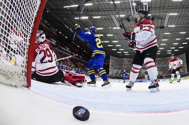 Bilder des Tages - SPORT 31.12.2015 151231 Kanadas Joe Hicketts (t h) deppar samtidigt som Sveriges Oskar Lindblom jublar efter att Adrian Kempe (ej i bild) gjort 1-3 under ishockeymatchen i junior-VM mellan Kanada och Sverige den 31 december 2015 i Helsingfors.  Copyright: JOELxMARKLUND BB151231JM064