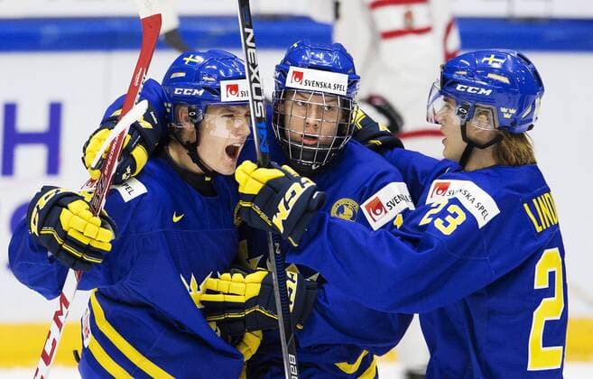 151231 Sveriges Gustav Forsling, Alexander Nylander och Oskar Lindblom jublar efter 0-2-malet under ishockeymatchen i junior-VM mellan Kanada och Sverige den 31 december 2015 i Helsingfors.  Copyright: JOELxMARKLUND BB151231JM077