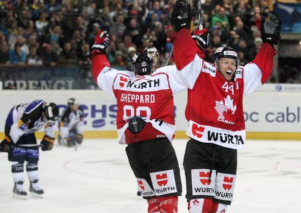 Eishockey - SPENGLER CUP DAVOS - 31.12.2015, Finale - Team CANADA vs. HC Lugano, Sieger Team CANADA - JUBEL James SHEPPARD und Aaron JOHNSON, -