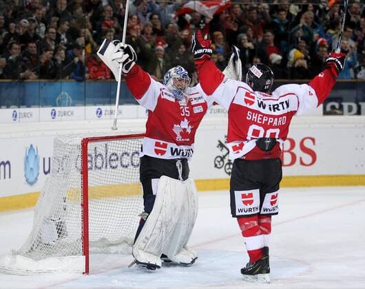 Eishockey - SPENGLER CUP DAVOS - 31.12.2015, Finale - Team CANADA vs. HC Lugano, Sieger Team CANADA - JUBEL GOALIE Jeff GLASS und James SHEPPARD, -