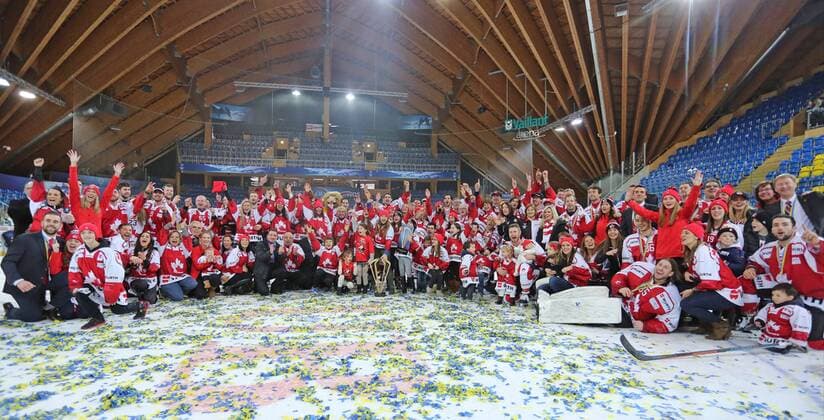 Eishockey - SPENGLER CUP DAVOS - 31.12.2015, Finale - Team CANADA vs. HC Lugano, Sieger Team CANADA mit Familien, -