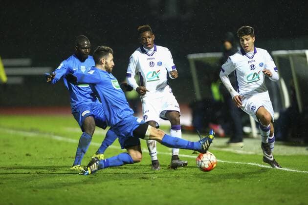Pierre Goaziou ( Sannois St Gratien) vs Francois Moubandie (Toulouse) - Fussball Frankreich, Coupe de France, Entente SSG vs. Toulouse FC - 02 01 2016 - GwendolineLeGoff Panoramic 