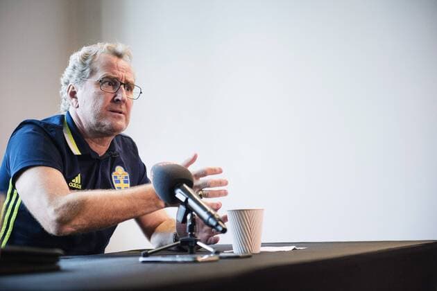 Fußball, Nationalteam Schweden, PK mit Erik Hamren 160103 Sveriges förbundskapten Erik Hamren under en presskonferens den 3 januari 2016 i Abu Dhabi.  Copyright: JOHANNAxLUNDBERG BB160103JL017