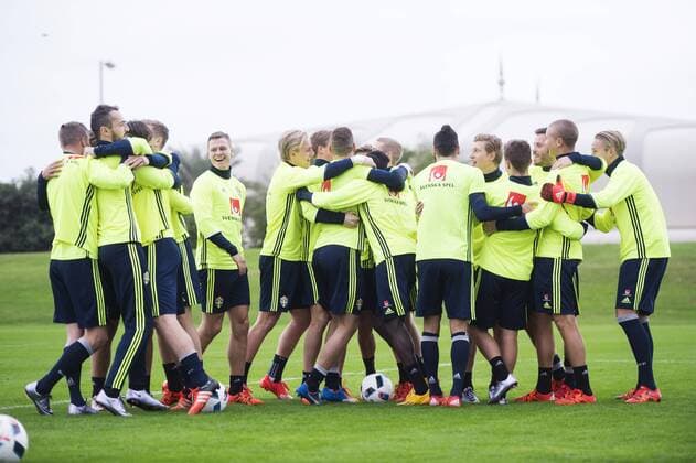 Spieler beim Aufwärmen SWE Nationalmannschaft Trainingslager  Copyright: JOHANNAxLUNDBERG BB160103JL034