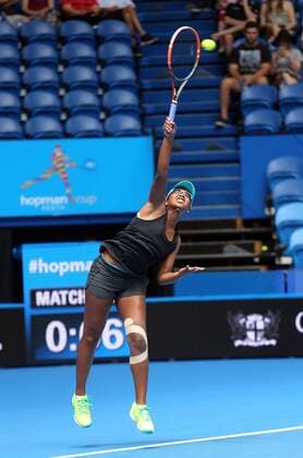 (160104) -- PERTH, Jan. 4, 2016 -- Vicky Duval of the United States serves to Elina Svitolina of Ukraine during their women s singles match at Hopman Cup in Australia, Jan. 4, 2016. Ukraine won 2-1. ) (SP)AUSTRALIA-PERTH-TENNIS-UKRAINE VS US ZhouxDan 