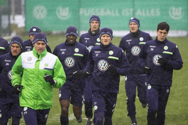 Fußball, Bundesliga, VfL Wolfsburg Auftakttraining zur Rückrunde; v.l. Sebastian Jung (Wolfsburg), Christian Träsch (Wolfsburg), Physio Felix Sunkel, Josuha Guilavogui (Wolfsburg), Timm Klose (Wolfsburg), Andre Schürrle (Weltmeister; Wolfsburg), Nicklas Bendtner (Wolfsburg; Lord ), Felipe (Wolfsburg). xtgx