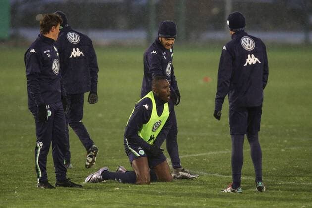 Verletzt - Josuha Guilavogui (VfL Wolfsburg) - 1. Fussball Bundesliga Saison 2015-2016 Trainingsauftakt VfL Wolfsburg an der Volkswagen Arena in Wolfsburg - Deutschland, Fussball, Mann, Maenner,04.01.2016