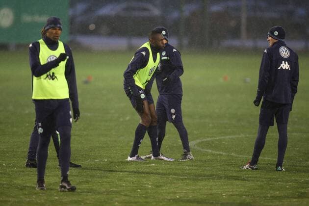 Verletzt - Josuha Guilavogui (VfL Wolfsburg) - 1. Fussball Bundesliga Saison 2015-2016 Trainingsauftakt VfL Wolfsburg an der Volkswagen Arena in Wolfsburg - Deutschland, Fussball, Mann, Maenner,04.01.2016