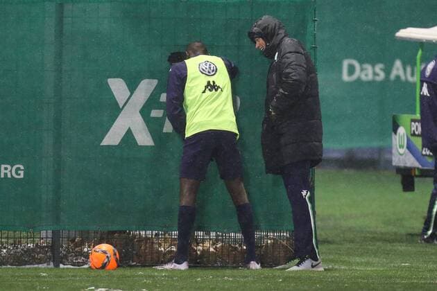 Verletzt - Josuha Guilavogui (VfL Wolfsburg) - 1. Fussball Bundesliga Saison 2015-2016 Trainingsauftakt VfL Wolfsburg an der Volkswagen Arena in Wolfsburg - Deutschland, Fussball, Mann, Maenner,04.01.2016