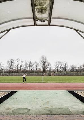 Berlin, Deutschland, 16.12.2015: Wolfgang Paech, Läufer Laeufer beim SCC Berlin beim Training im Mommsenstadion. Am 31.12.2015 läuft laeuft der 75 Jahre alte vielfache Marathoni Paech zum 40. Mal beim Berliner Silvesterlauf mit.