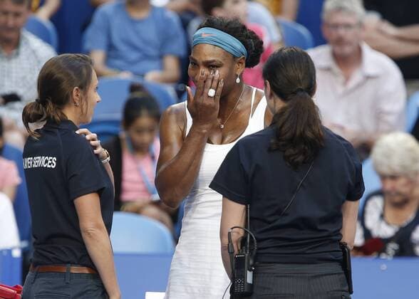 Tennis, Hopman Cup, Serena Williams muss verletzt aufgeben Jan. 5, 2016 - Perth, Western Australia, AUSTRALIA - SERENA WILLIAMS (USA) shows some emotion when being assisted by tournament trainers before retiring against JARMILA WOLFE (AUS) during the women s singles match on Day 3 at the Hopman Cup tennis tournament in Perth, Australia, Tuesday Jan. 5, 2016. Hopman Cup Tennis - ZUMAk129