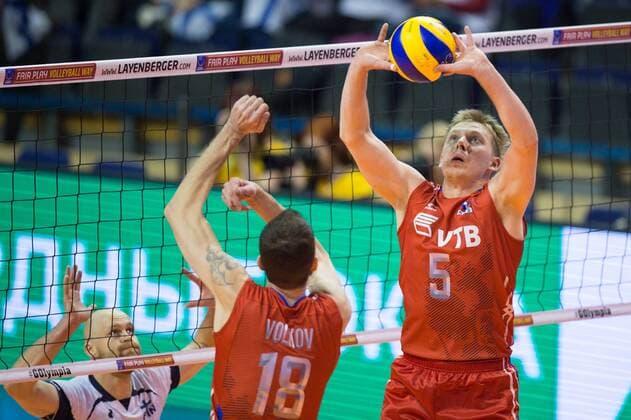 Volleyball, EM Quali, Finnland - Russland 05.01.2016, Max Schmeling Halle, Berlin Volleyball, Olympiaqualifikation, Finnland (FIN) vs. Russland (RUS) Alexander Volkov ( 18 RUS), Zuspiel Sergey Grankin ( 5 RUS)
