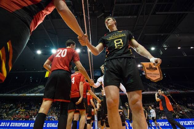 05.01.2016, Max Schmeling Halle, Berlin Volleyball, Olympiaqualifikation, Deutschland (GER) vs. Belgien (BEL) Shakehands vor dem Spiel - Marcus Böhme Boehme ( 8 GER)