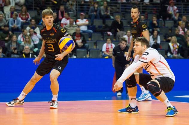 05.01.2016, Max Schmeling Halle, Berlin Volleyball, Olympiaqualifikation, Deutschland (GER) vs. Belgien (BEL) Sebastian Schwarz ( 3 GER), Annahme Markus Steuerwald ( 2 GER) Libero