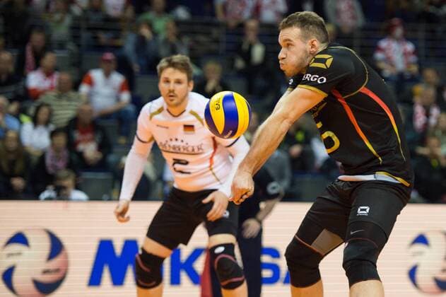 05.01.2016, Max Schmeling Halle, Berlin Volleyball, Olympiaqualifikation, Deutschland (GER) vs. Belgien (BEL) Markus Steuerwald ( 2 GER), Annahme Denys Kaliberda ( 6 GER)