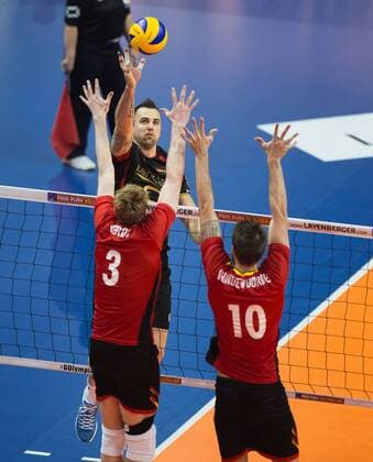 Berlin, Deutschland, 05.01.2016: Volleyball Olympia Qualifikation Männer Maenner 2016 - Spiel 1 Belgien - Deutschland. Georg Grozer (Germany 9) gegen den Block aus Sam Deroo (Belgium 3) und Simon van de Voorde (Belgium 10)