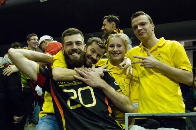 Berlin Philipp Collin ( 20, Deutschland Germany) mit Fans ; 2016 CEV Volleyball European Olympic Qualification Berlin, Max-Schmeling-Halle, Berlin Deutschland Germany, 20160105 Partie match: Deutschland gegen Belgien (Germany versus Belgium); Copyright: Wuechnerx xEibner-Pressefoto EP_nwr