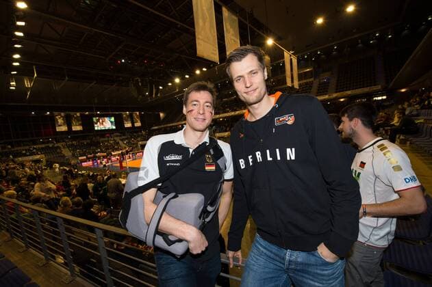 05.01.2016, Max Schmeling Halle, Berlin Volleyball, Olympiaqualifikation, Deutschland (GER) vs. Belgien (BEL) Verletzte Jochen Schöps Schoeps, Robert Kromm als Zuschauer