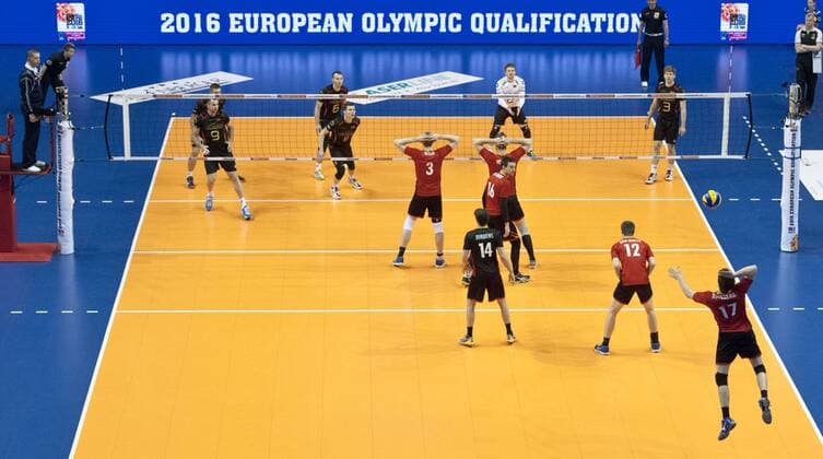 Feature - Beginn des Spiels mit dem Aufschlag von Tomas ROUSSEAUX (17 BEL) Gruppenspiel: Belgien - Deutschland am 05.01.2016 Volleyball Europaeisches Olympia Qualifikationsturnier 2016 in Berlin,
