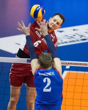 Berlin, Deutschland, 05.01.2016: Volleyball Olympia Qualifikation Männer Maenner 2016 - Spiel 3 Serbien - Polen. Bartosz Kurek (Poland 6) against Uros Kovacevic (Serbia 2)