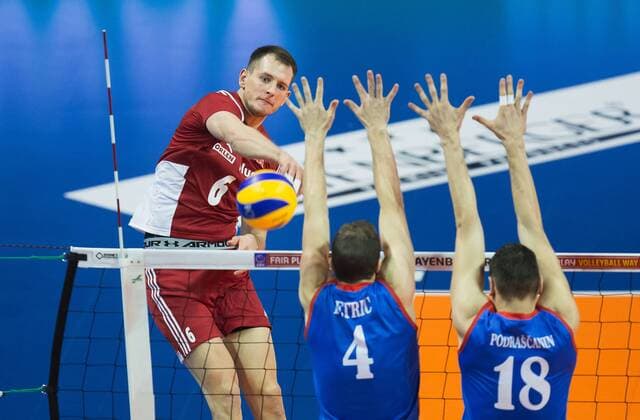 Berlin, Deutschland, 05.01.2016: Volleyball Olympia Qualifikation Männer Maenner 2016 - Spiel 3 Serbien - Polen. Bartosz Kurek (Poland 6) against Nemanja Petric (Serbia 4), Marko Podrascanin (Serbia 18)