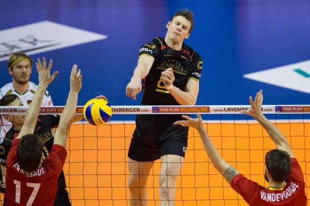 05.01.2016, Max Schmeling Halle, Berlin Volleyball, Olympiaqualifikation, Deutschland (GER) vs. Belgien (BEL) Block Doppelblock Tomas Rousseaux ( 17 BEL), Simon van de Voorde ( 10 BEL) - Angriff Marcus Böhme Boehme ( 8 GER)