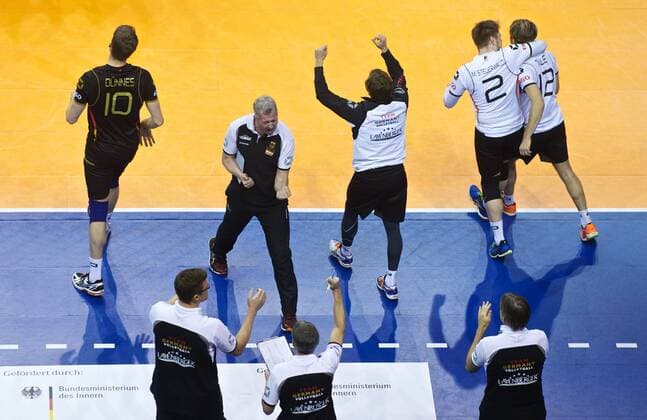 Volleyball Berlin 05.01.2016 European Continental Olympic Qualification Tournament Männer Herren Belgien (BEL) - Deutschland (GER) Jubel Deutschland nach dem 0:3 Vital Heynen (Deutschland, Trainer)