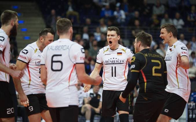 Berlin, Deutschland, 06.01.2016: Volleyball Olympia Qualifikation Männer Maenner 2016 - Spiel 3 Deutschland - Serbien. Jubel v.li. Philipp Collin (Germany 20), Georg Grozer (Germany 9), Denis Kaliberda (Germany 6), Lukas Kampa (Germany 11), Markus Steuerwald (Germany 2), Marcus Böhme Boehme (Germany 8)