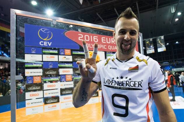 06.01.2016, Max Schmeling Halle, Berlin Volleyball, Olympiaqualifikation, Deutschland (GER) vs. Serbien (SRB) Jubel Georg György Gyoergy Grozer ( 9 GER) nach Sieg