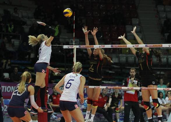 Volleyball, Damen, Olympia Quali, Deutschland - Kroatien 2016 European Olympic Qualification Pool A Day 3 - match Germany and Craotia at Baskent Volleyball Hall in Ankara on January 6, 2016. Final Score: Germany 3 - Croatia 0 Pictured: Maren Brinker 4 and Lenka Durr 1 of Germany. 