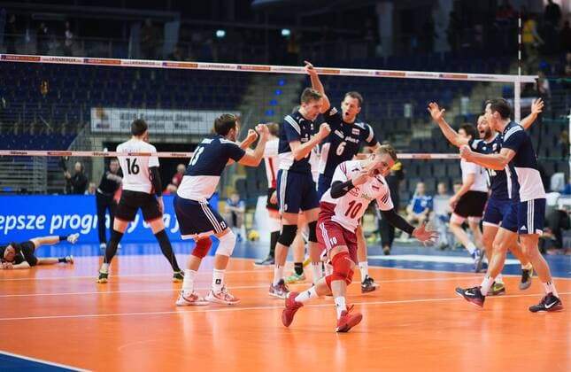 Berlin, Deutschland, 07.01.2016: Volleyball Olympia Qualifikation Männer Maenner 2016 - Spiel 7 Polen - Belgien. Jubel Polen v.li. Michal Kubiak (Poland 13), Mateusz Bieniek (Poland 9), Bartosz Kurek (Poland 6), Damian Wojtaszek (Poland 10), Grzegorz Lomacz (Poland 12), Rafal Buszek (Poland 21)