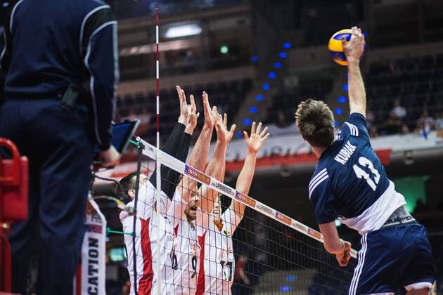Berlin, Deutschland, 07.01.2016: Volleyball Olympia Qualifikation Männer Maenner 2016 - Spiel 7 Polen - Belgien. Michal Kubiak (Poland 13) gegen den Block aus v.li. Matthias Valkiers (Belgium 16), Pieter Verhees (Belgium 9), Tomas Rousseaux (Belgium 17)