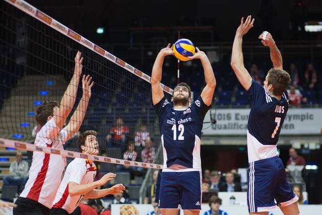 Berlin, Deutschland, 07.01.2016: Volleyball Olympia Qualifikation Männer Maenner 2016 - Spiel 7 Polen - Belgien. Grzegorz Lomacz (Poland 12) spielt zu Karol Klos (Poland 7)