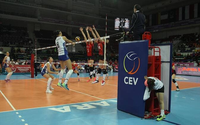 Volleyball, Olympia Quali Damen, Belgien - Russland 2016 European Olympic Qualification Pool B Day 4 - match Belgium and Russia at Baskent Sports Hall in Ankara on January 7, 2016. Final Score: Belgium 0 - Russia 3 Pictured: Laura Heyrman 5, Helene Rousseaux 14 of Belgium and Nataliia Obmochaeva 8 of Russia. 