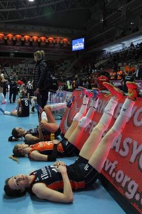 Themen der Woche - Sport Bilder des Tages - SPORT Volleyball, Olympia Quali Damen, Niederlande bejubeln Sieg über Kroatien 2016 European Olympic Qualification Pool A Day 4 - match Netherlands and Craotia at Baskent Sports Hall in Ankara on January 7, 2016. Final Score: Netherlands 3 - Croatia 0 Pictured: Lonneke Sloetjies 10, Debby Stam-Pilon 16 of Netherlands . 