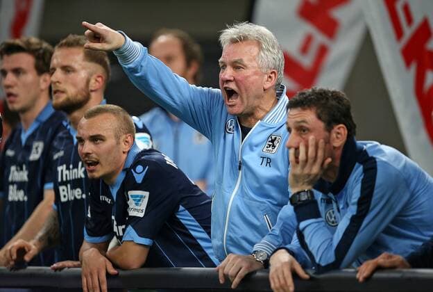 07.01.2016, Fussball Hallenturnier 2015 2016, AL-KO Cup 2016, Halbfinale, TSV 1860 München - 1. FC Kaiserslautern, in der Ratiopharm Arena Neu-Ulm. Trainer Benno Möhlmann (mi., 1860 München) 
