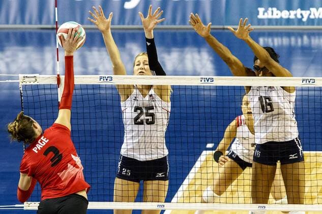 Volleyball, Damen, USA - Kanada January 07, 2016 - Lincoln, NE U.S. - United States outside hitter Karsta Lowe 25 and teammate opposite hitter Foluke Akinradewo 16 attempt to block Canada opposite hitter Brittney Page 3 in action during a NORCECA Women s Continental Olympic Qualification Tournament match between United States and Canada at Pinnacle Bank Arena in Lincoln, NE...United States won 25-18, 25-18 and 25-15. 2016 Women s NORCECA Continental Olympic Qualification Tournament: United States vs Canada JAN 07 - ZUMAc04_