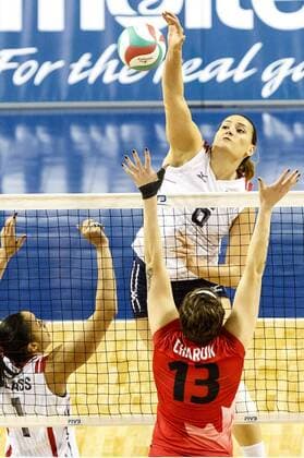 Volleyball, Damen, USA - Kanada January 07, 2016 - Lincoln, NE U.S. - United States middle blocker Tetori Dixon 6 kill attempt against Canada middle blocker Lucille Charuk 13 in action during a NORCECA Women s Continental Olympic Qualification Tournament match between United States and Canada at Pinnacle Bank Arena in Lincoln, NE...United States won 25-18, 25-18 and 25-15. 2016 Women s NORCECA Continental Olympic Qualification Tournament: United States vs Canada JAN 07 - ZUMAc04_