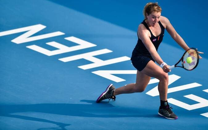 (160108) -- SHENZHEN, Jan. 8, 2016 -- Anna-Lena Friedsam of Germany hits a return against Agnieszka Radwanska of Poland during the semifinal of the 2016 WTA Tennis Damen Shenzhen Open Tennis Tournament in Shenzhen, south China s Guangdong Province, Jan. 8, 2016. Radwanska won 2-0. ) (SP)CHINA-SHENZHEN-TENNIS-SHENZHEN OPEN MaoxSiqian 