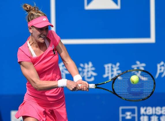 (160108) -- SHENZHEN, Jan. 8, 2016 -- Alison Riske of the United States hits a return against Timea Babos of Hungary during the semifinal of the 2016 WTA Tennis Damen Shenzhen Open Tennis Tournament in Shenzhen, south China s Guangdong Province, Jan. 8, 2016. Riske won 2-0. ) (SP)CHINA-SHENZHEN-TENNIS-SHENZHEN OPEN MaoxSiqian 